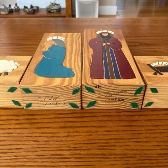 Wood Block Carved Painted Nativity Artist Signed - Picture 3 of 10
